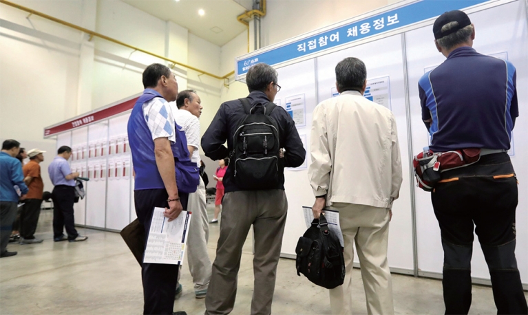 The expansion of the 60s age group is also leading to the increase in the jobless population. (image: Yonhap)