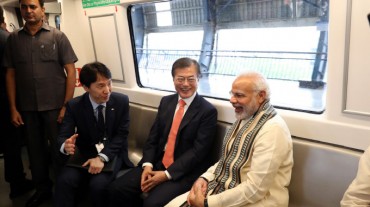 President Moon Takes Subway Ride with Indian PM to Samsung Factory