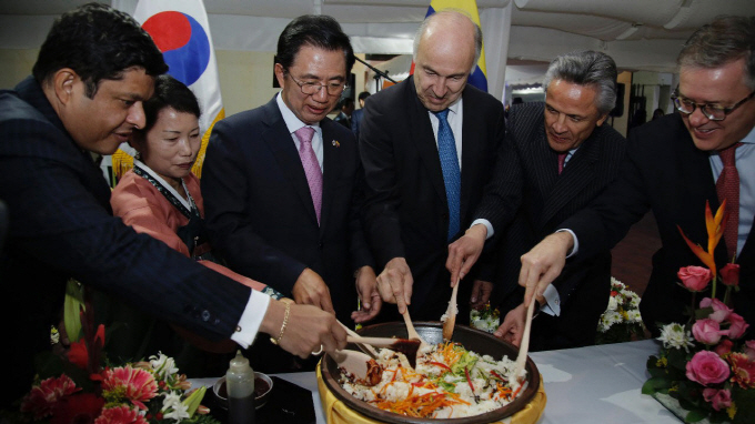 The Korean ambassador to Colombia Kim Doo-sik (3rd left) and Colombian Justice Minister Enrique Gil Botero (3rd right) make their own bibimbap dishes. (image: Ministry of Foreign Affairs)