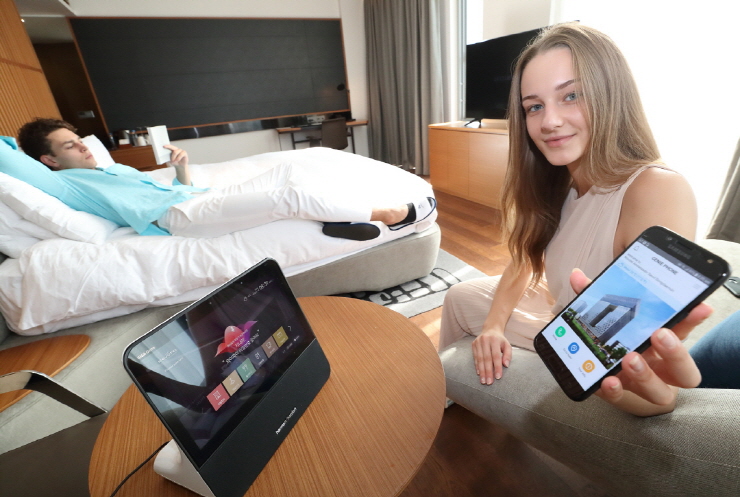 Models using the company's artificial intelligence (AI) assistant platform for a hotel called GiGA Genie Hotel on July 18, 2018. (image: KT Corp.)