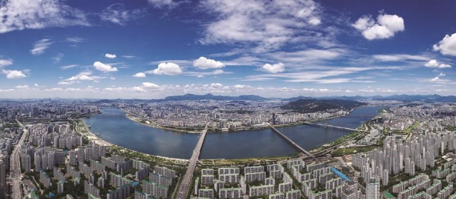This photo taken from the observation deck of Lotte World Tower, the tallest building in South Korea, shows Seoul's cityscape dotted with apartments. (image: Lotte Group)