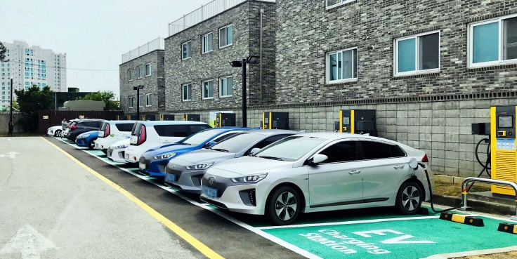 E-Mart's electric vehicle charging station in Gangneung on South Korea's east coast. (image: E-Mart Inc.)