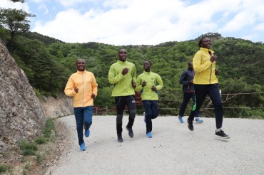 Kenyan Marathoners Fall for a Mountain Trail in Songnisan