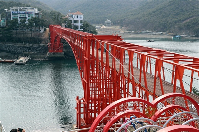 Jeodo Bridge in Changwon, South Gyeongsang Province. (image: Changwon City Office)