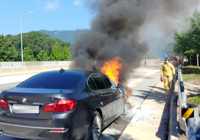 This photo provided by Yeongju Fire Station on Jul. 15, 2018 shows a BMW 520d model gutted by an engine fire on a highway in Yeongju, North Gyeongsang Province, on the same day. 