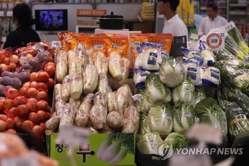 This photo taken Aug. 1, 2018, shows cabbages and radishes at a discount store in Seoul. (Image: Yonhap)