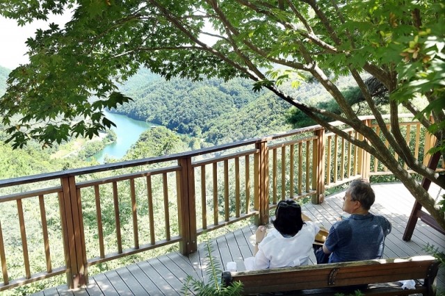 The photo shows President Moon Jae-in and his wife, Kim Jung-sook, spending time together during a visit to a national forest in Daejeon. (image: Cheong Wa Dae) 