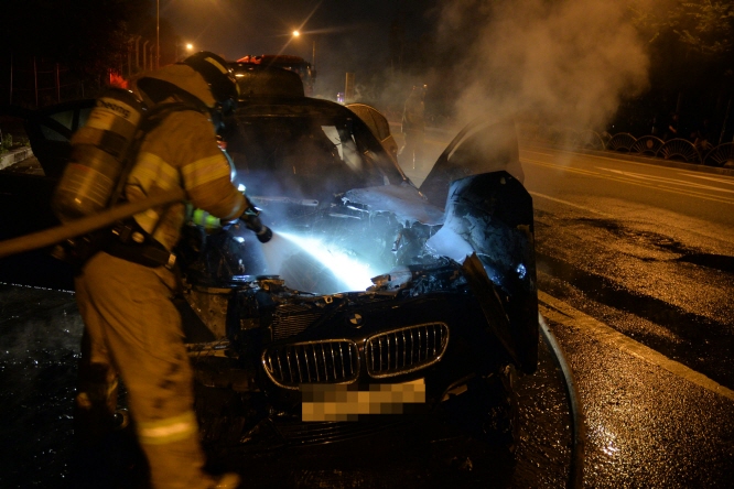 Firefighters put out a fire in a BMW 520d sedan on a road in Hanam, east of Seoul, on Aug. 12, 2018. (image: Hanam Fire Station) 