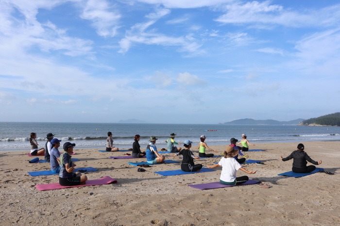 “Ocean Healing” Program at Wando Includes Nordic Walking and Beach Yoga