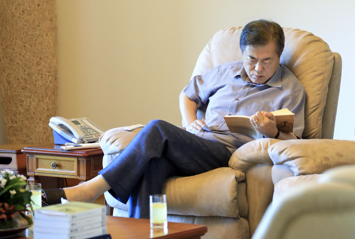 Cheong Wa Dae said the president has read at least three books while on leave. (image: Cheong Wa Dae)