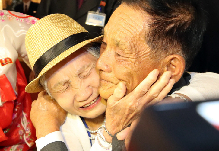 War-separated Families of Koreas Meet for First Time in over 6 Decades