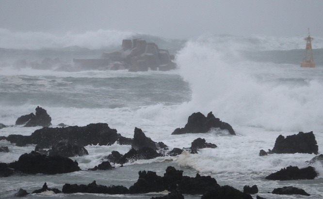 Seoul Braces for Typhoon Soulik as the Storm Batters Jeju Island