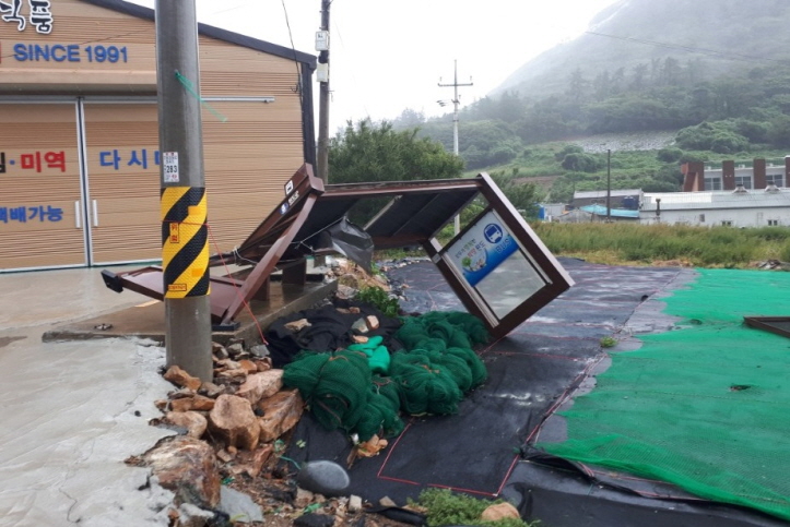 A bus stop that was destroyed by strong wind from Typhoon Soulik in Wando, South Jeolla Province on Aug. 23, 2018. (image: Yonhap)
