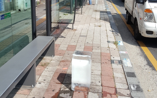 Large Cubes of Ice Installed at Bus Stops in Suwon