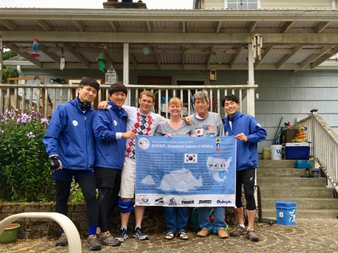 University student Gil Tae-jin (2nd left) teamed up with fellow students Lee Gyeong-jun (1st right) and Ha Wu-yeong (1st left) to cycle along North America’s West Coast. (image: Kookmin University)