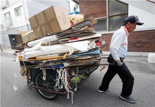 76-year-old Kim Chun-seon makes a living by collecting cardboard boxes and scrap metal before reselling these items to a recycling center. (image: Yonhap)