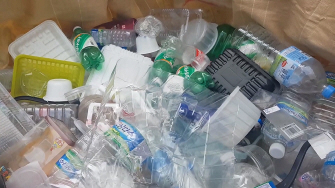 The quantity of PET bottles and cans thrown away by single-person households is three times higher than that of multi-person households. (image: Yonhap)
