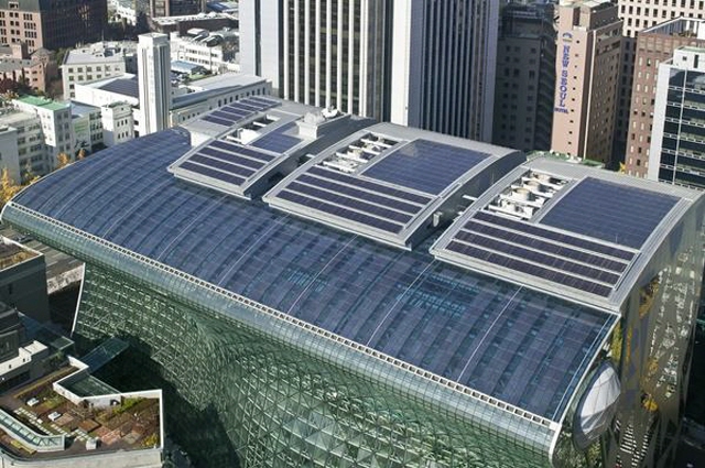 Solar panels installed on the roof of the Seoul City Hall. (image: Seoul Metropolitan Government)
