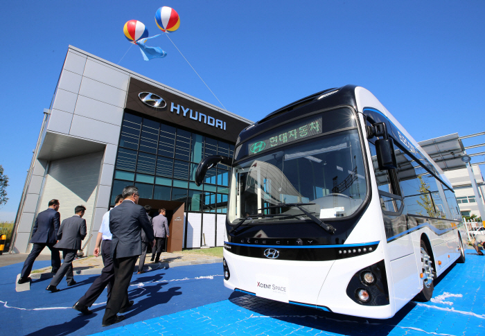 Hyundai Motor's electric bus, the Elec-city, in the carmaker's commercial car service center in Jeonju, N. Jeolla Province. (image: Yonhap)