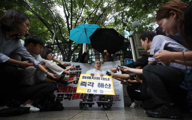 Kim Bok-dong, a 92-year-old victim of Japan's wartime sexual slavery, picketing in her wheelchair in front of the Ministry of Foreign Affairs in Seoul on Sept. 3, 2018. (image: Yonhap)
