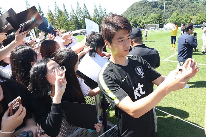 Korean national football team midfielder Ki Sung Yueng is posing with a fan on the open trainign day on Sept. 8. (image: Yonhap)