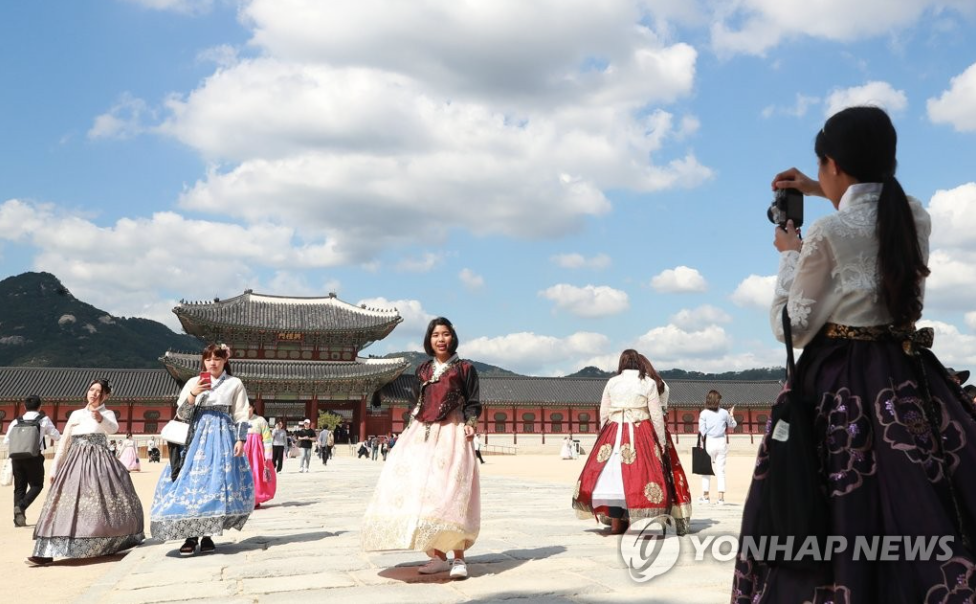 Ungendered Suiting, Hanbok Tradition, and #MeToo Surfaced at Seoul