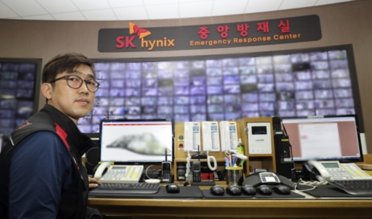 Firefighters at SK Hynix Factory Work Throughout Chuseok Holiday Weekend. Choi Geon-wu, a 39-year-old SK Hynix employee, will not be able to visit his family over the Chuseok holidays because of the nature of his work, ensuring the safety of an industrial complex that produces semiconductors. (Image courtesy of Yonhap)