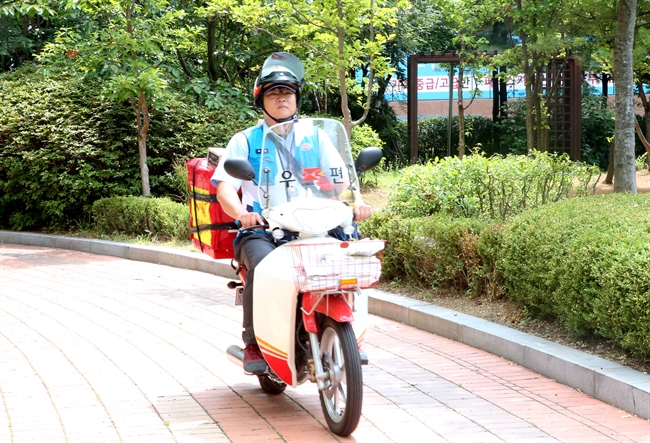 South Korean Letter Carriers Seriously Overworked
