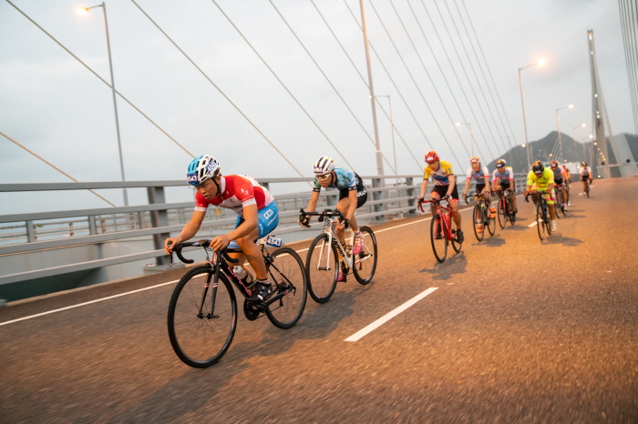 Cyclists participate in a race during the 2018 Hong Kong Cyclothon on October 14, 2018 in Hong Kong, Hong Kong. The event attracted a total of over 5400 athletes this year to participate in eight different cycling rides and activities. (image: Hong Kong Tourism Board)