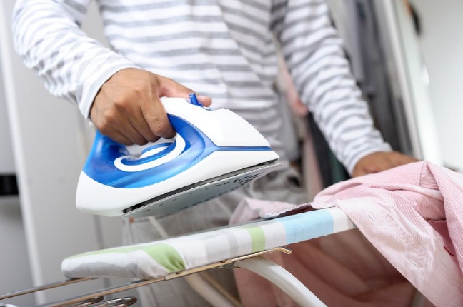 More men are taking on household chores as the 52-hour work week becomes more widely adopted by society. (image: Korea Bizwire)