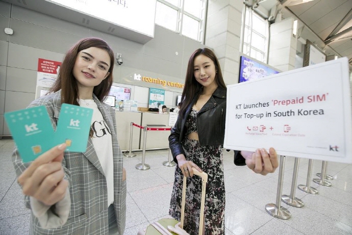 Models pose with KT Corp.'s top-up SIM card on Oct. 12, 2018. (image: KT Corp.)