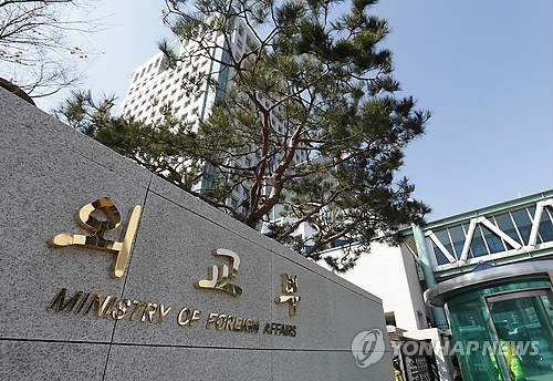 According to a Foreign Ministry official, the top tier positions that were advertised last month lacked any prospective candidates. Ministry insiders say that the lack of applicants for the Japanese ambassador position was “shocking.” (image: Yonhap)