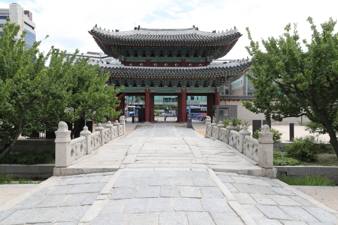 Changgyeong Palace to Stay Open at Night Starting Next Year