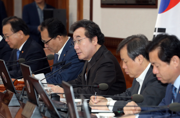 Prime Minister Lee Nak-yon presiding over a Cabinet meeting. (image: Yonhap)