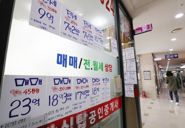A realtor's office displaying signs for home leases and home sales on Oct. 2, 2018. A sign lists the sale price of a 109-square-meter apartment near in Songpa, one of Seoul's most affluent wards, at 1.83 billion won (US$1.6 million). (image: Yonhap)