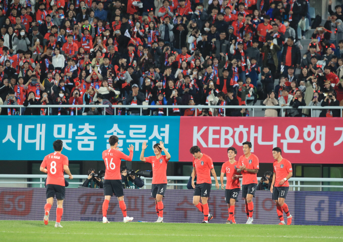 South Korea national football team players celebrate after scoring a goal against Panama in a friendly match at Cheonan Stadium in Cheonan, South Chungcheong Province, on Oct. 16, 2018. (image: Yonhap)