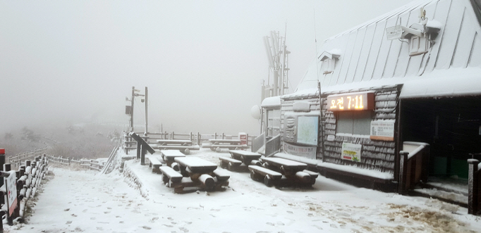 Season’s 1st Snow Falls in S. Korea’s Mountainous Region