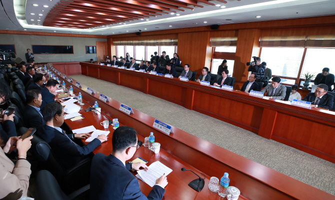 The chiefs of the securities firms and the asset management companies also shared his view and vowed to do their part. (image: Yonhap)