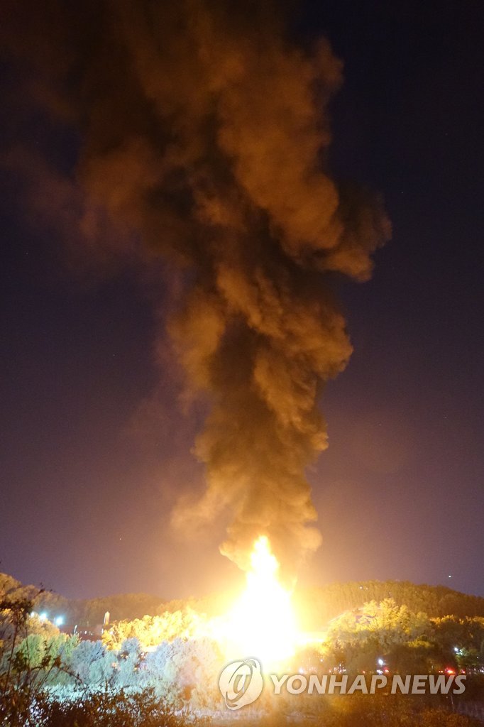 After failing to put out the initial blaze, the fire burned more than 2,660,000 liters of oil—an amount that could fill 133 oil tanker trucks—before it was put out at around 3:38 a.m. on Monday. It was reported that the losses are expected to amount to as much as 4.3 billion won.  (Image courtesy of Yonhap)