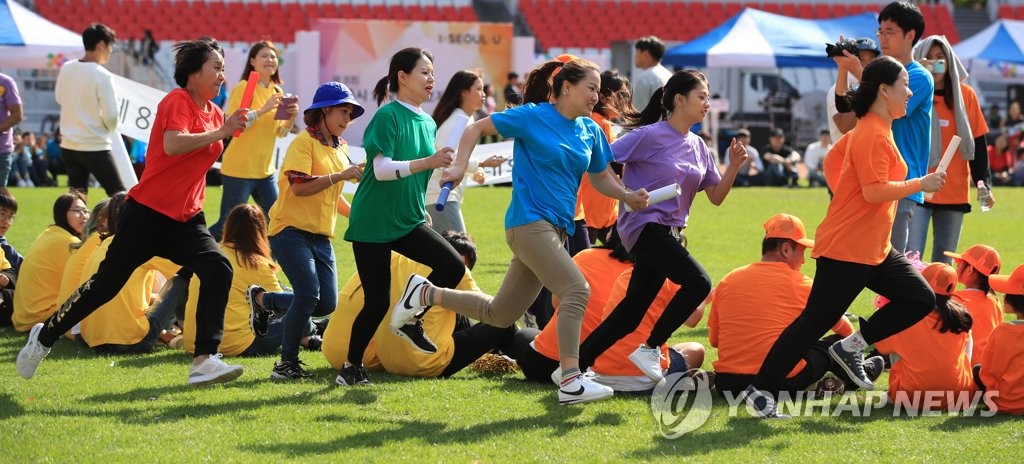 The 8th annual sports competition for migrant workers was heldl at the Olympic Main Stadium in southern Seoul  on Sunday. There are approximately over 260,000 foreign workers in Korea under the national foreign worker acceptance scheme, out of 1.27 million foreigners living in the country as of May last year, according to Statistics Korea. (Image courtesy of Yonhap)