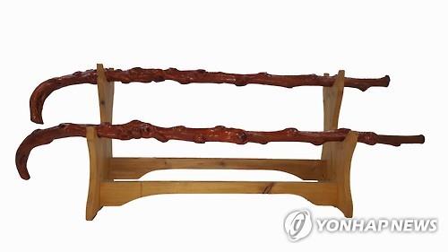 President Moon Presents “Longevity Sticks” to Centenarians