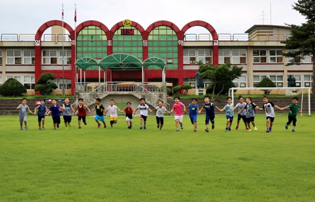 The Gyeonggi Provincial Office of Education plans to break past practices in the design of schoolyards at public schools to establish a new standard of design that will maximize the use of space for a variety of sports activities. (image: Gyeonggi Provincial Office)