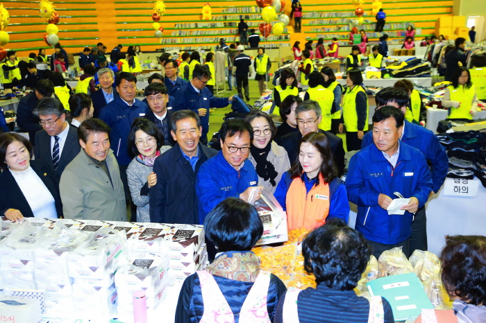Employees at Hyundai Heavy Industries Kick Off Flea Market Event for a Good Cause