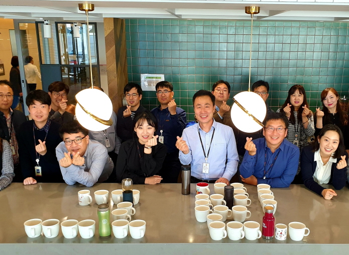The café situated inside SK Building offers mugs and tumblers for use, while its cafeteria will be replacing all of its items with environmentally-friendly products within the month. (image: SK Group)