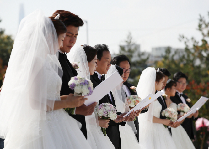 A joint wedding ceremony of multicultural couples takes place in Seoul on October, 2017. (Yonhap)