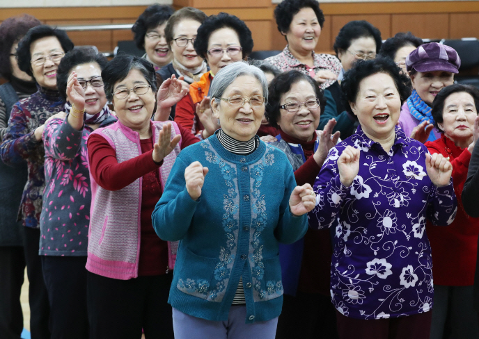 A group of seniors takes part in a dance class in Seoul. (Yonhap)
