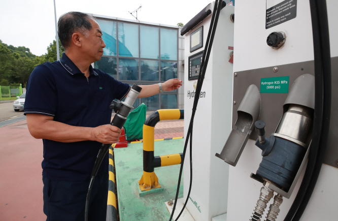 The government has decided to relax regulations that have been hindering the proliferation of hydrogen cars and to allow for various types of charging stations to be built. (image: Yonhap)