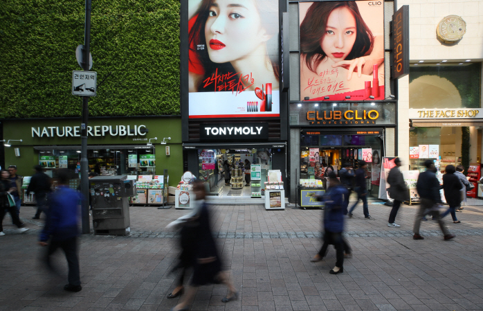 Cosmetics stores in the popular shopping district of Myeongdong in downtown Seoul. (image: Yonhap)