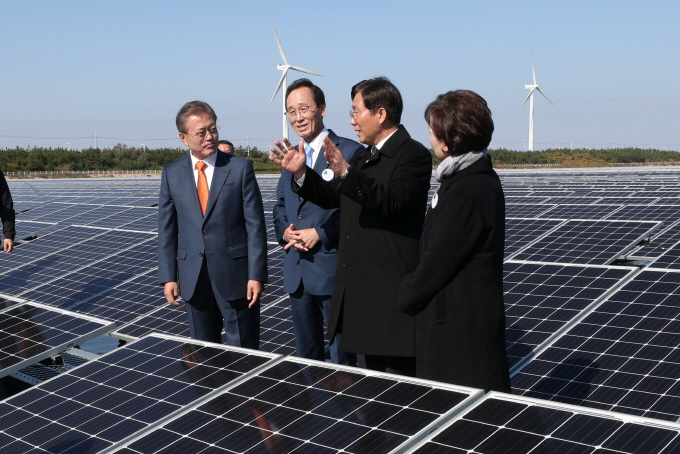 President Moon Jae-in (L) visits a floating solar farm in Gunsan on Oct. 30, 2018, after announcing his renewable energy vision. Song Ha-jin (2nd from L), governor of North Jeolla Province; Sung Yun-mo (2nd from R), minister of trade, industry and energy; and Kim Hyun-mi (R), minister of land, infrastructure and transport, accompanied him on his visit. (Yonhap)