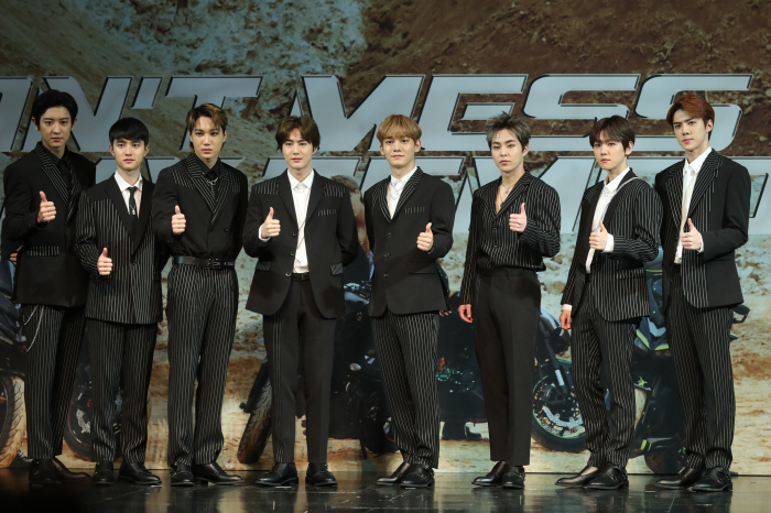 EXO members pose for photos during a press conference on Nov. 1, 2018 to announce the release of their new album "Don't Mess Up My Tempo." (image: Yonhap)